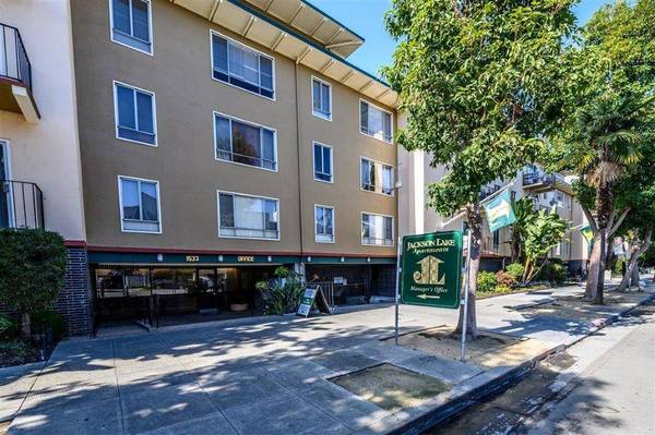 $2,650 / 2br - 965ft2 - *Specials on LARGE 2BR* 1st FULL MONTH FREE & $500 Security Deposit! (oakland lake merritt / grand)63671973160193124
