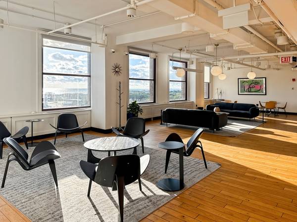 $229 Coworking AVAILABLE right in front of Grant Park! Call/Text for info! (Chicago)64041644112771123