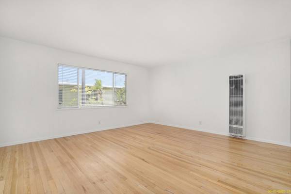 $3,850 / 2br - 820ft2 - Newly Renovated 2+1 in Santa Monica + Pet-Friendly + Refrigerator (Santa Monica/Brentwood Adjacent)63701092965379124