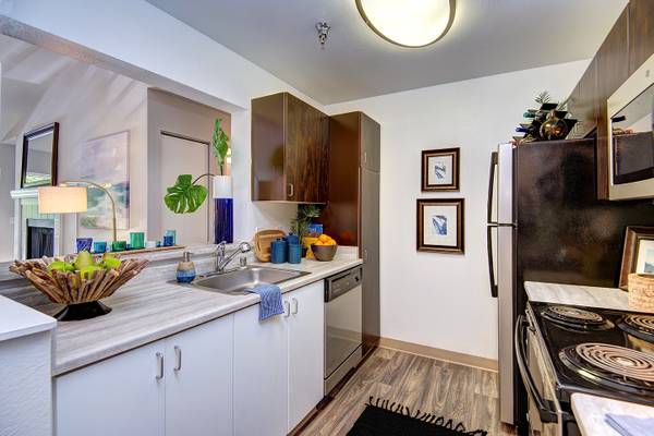 $2,037 / 2br - 915ft2 - Outdoor Pool & Spa, 2bd 1ba, Located in Kent (25102 62nd Avenue South, Kent, WA)63814735852547124