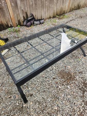 Outdoor patio coffee table metal and glass top good condition 1