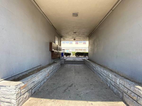 $1,295 / 400ft2 - 4th Street Apts-Gorgeous Newly Remodeled Studio...Great Location! (Mid-Wilshire and Koreatown)64035740311171123