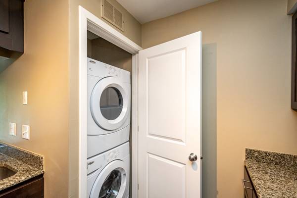 $1,445 / 2br - 879ft2 - AVAIL NOW & A RENT SPECIAL! 2BR CONDO @ 1000 Oakcrest St in IOWA CITY! (1000 Oakcrest St #308, Iowa City, IA)63897405103747124
