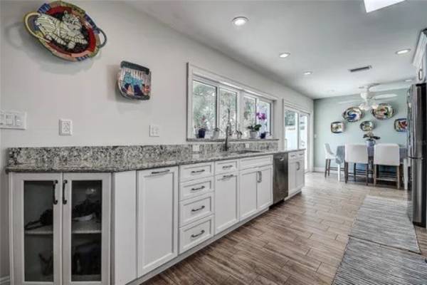 $100 / 2 habitaciones - 1575 pies cuadrados - ¡Bienvenido a Tropical Shores! Esta casa con acceso profundo para veleros (San Petersburgo)63348337054465124