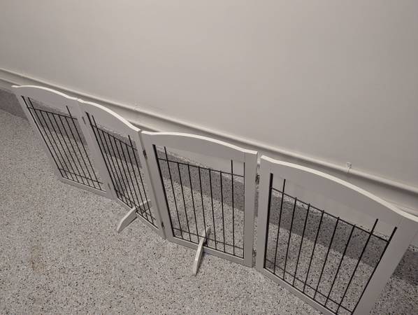 Self-standing/Free-standing pet gate 1