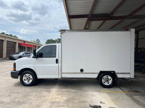 2011 GMC Savana 3500 - Photo 2
