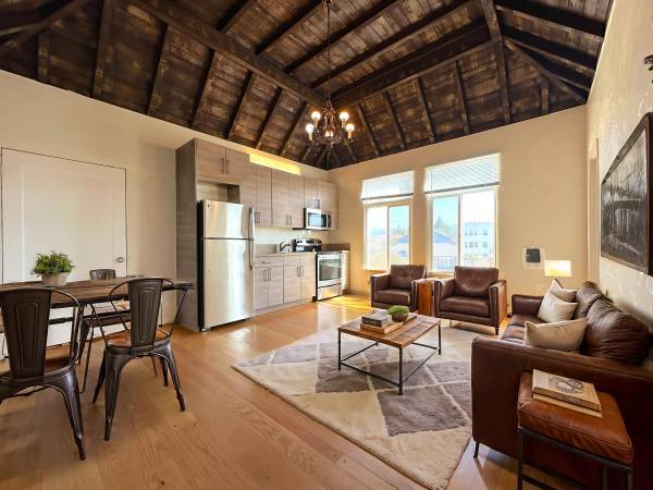 $1,950 / 1br - 500ft2 - Video&Plan! Top Floor, Sunny, Exposed Beam Ceilings, Renovated (oakland lake merritt / grand)63888988980865120