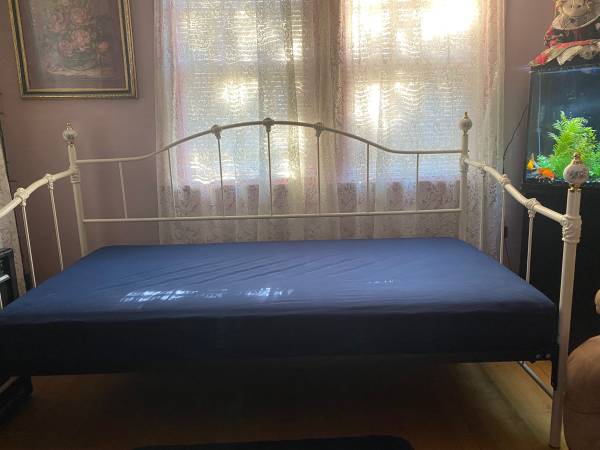 DAYBED / TRUNDLE BED WESLEY ALLEN VERY NICE - $275 (Sturgeon bay)62974824739843122