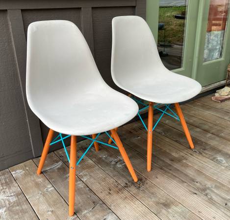 Eames Molded Plastic Chairs 1