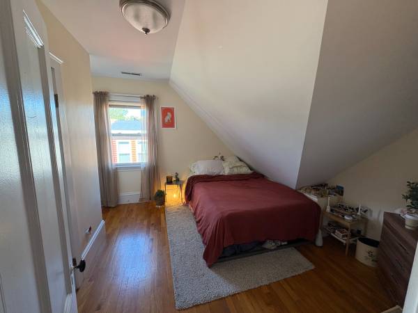 $900 / 1br - 1 bedroom cute Somerville Sublet, in large 2 story apartment - Union S (Somerville)63856336947585120