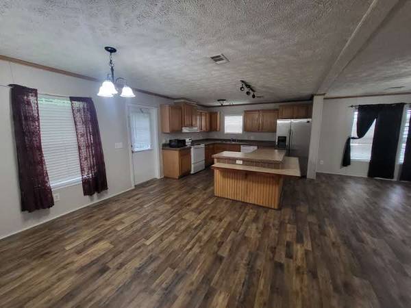 $1,400 / 2br - Charming 2 Bed, 2 Bath .  Just 3 Miles from WEC! (Ocala)63861743899139123