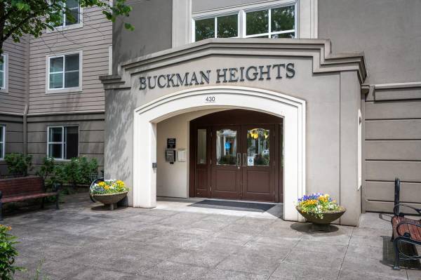$1,183 / 468ft2 - Unbeatable Location- w/ Free Bike Storage & Pet-Friendly (Buckman Neighborhood)63672530105603120