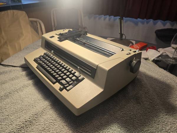 IBM Correcting Selectric III Typewriter 1
