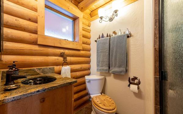 $120 / 3br - Impresionante paisaje de Wyoming. Cabaña de troncos frente al río. Relájese o explore (Meeteetse, WY)63829654818049124