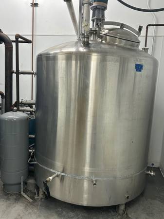DCI 700 gallon jacketed stainless steel tank 1