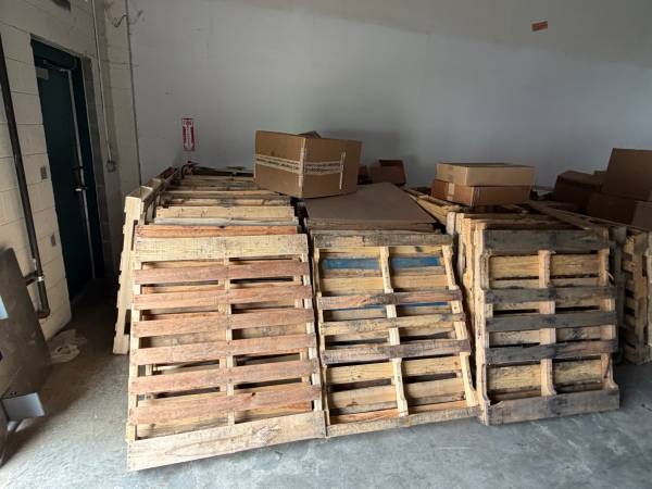 Free pallets wood burn 1