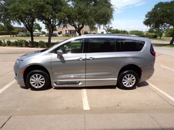 Chrysler Pacifica Touring-L de 26 000 millas con rampa para silla de ruedas para discapacitados - 41 200 USD (Irving, TX)63502063246083124