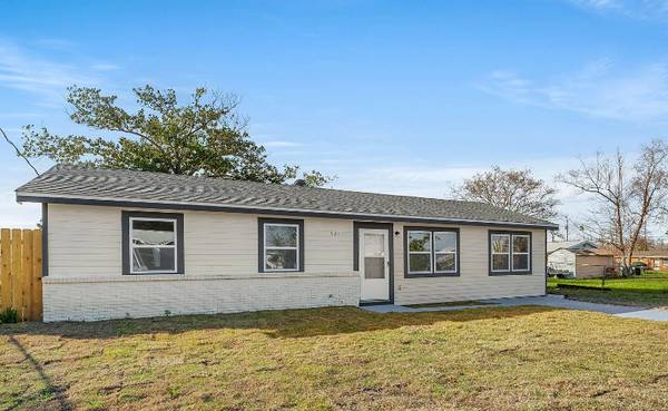 $1800.00 / 3br - 1140ft2 - Charming 3 Bedroom with HUGE backyard.63910447513859121