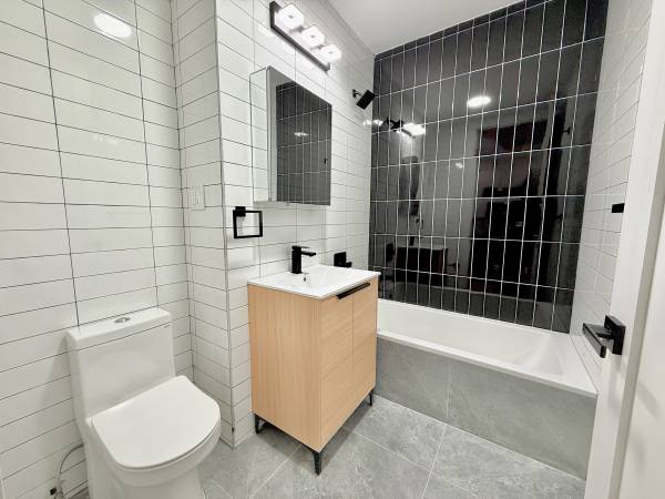 $2,586 / 1br - Freshly New! 1 Bedroom in PLG Parking Garage, In Unit Laundry, Elevator✨ (Farragut)63661222151041121