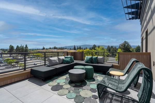 $3,934 / 1br - 742ft2 - Walk-In Closets, LATCH Keyless Entry, Dishwasher (vista de montaña)63657896350209124