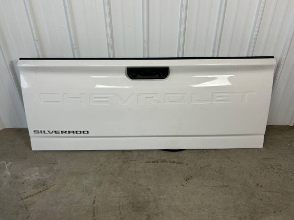 2024 Chevy Silverado 2500 Tailgates White 1