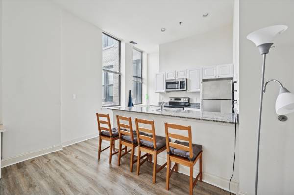 $1,850 / 1br - 700ft2 - Renovated 1 Bedroom Available Now in a doorman building! (Center City)64046036883203123