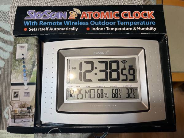 SkyScan Digital Atomic Clock with Indoor Temperature Brand New 1