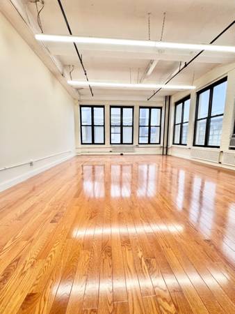 $2,600 / 600ft2 - BEAUTIFUL CORNER ARTIST LOFT/OFFICE W/AMAZING ROOF TERRACE/W INCREDIBLE MANHATTA (Long Island City)64033456230145120