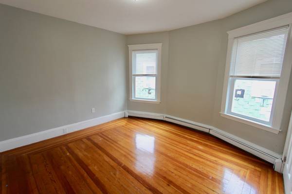 $3,200 / 4br - **NO FEE ** DORCHESTER 4 BED 2 BATH. Cat ok. (Dorchester)63863135103489121