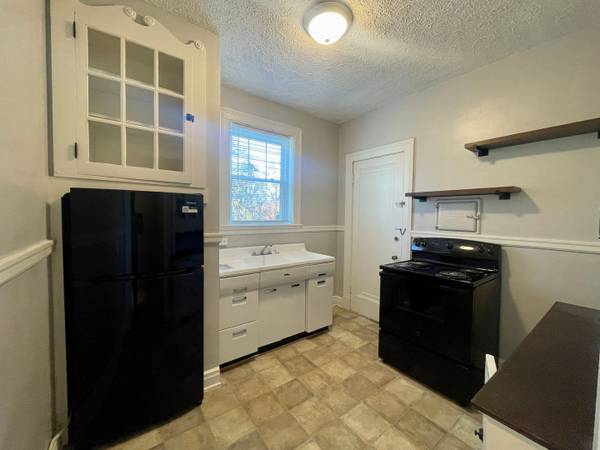 $795 / 1br - Lafayette 1 Bedroom Apartment (3526 Fort Avenue)63851966809091122