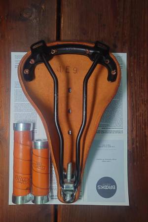 Sillín Brooks B17 con empuñaduras de cuero a juego - $150 (East Village)63471375030529121