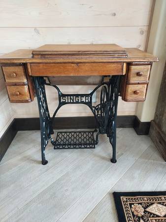 A TRUE GEM: WORKING ANTIQUE 1930 SINGER TREADLE SEWING MACHINE #66 1