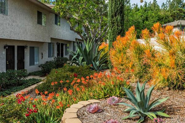 $2,650 / 2 habitaciones - 954 pies² - Sin depósito por mascotas, comunidad cerrada con acceso controlado, 2 piscinas (10108 Calle Marinero, Spring Valley, CA)63657310012675122