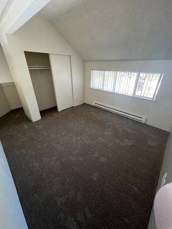 $1,430 / 1br - 675ft2 - Loft de 1 dormitorio poco común con techos abovedados, chimenea y armarios grandes (University Place/Tacoma)63786756265859122