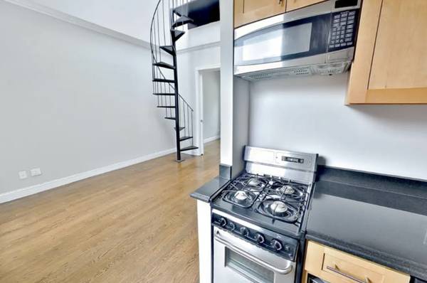 $4,995 / 3br - ¡Enorme ático de 3 habitaciones con tragaluces! ¡TEJADO PRIVADO! ¡Sin comisión! ¡Calle E 100th! (Upper East Side)64212265879170120