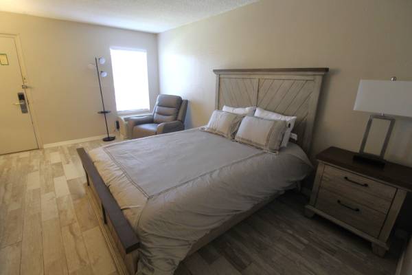 $1,250 / 1br - 360ft2 - Estudio anual frente a la bahía de Sarasota: ¡totalmente amueblado! (Sarasota)63791080797441124