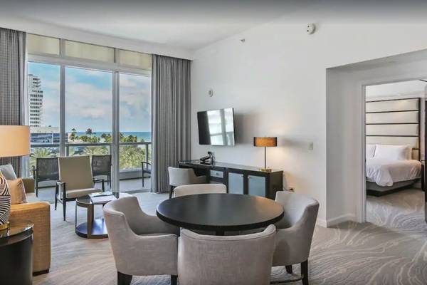 $2,259 / 1hab - 1002ft2 - Intensivo sofá grande y sofisticado frente a la playa 1/1-5 ubicación privilegiada (4401 Collins Ave #2804, Miami Beach, FL 33140)63825135831553122