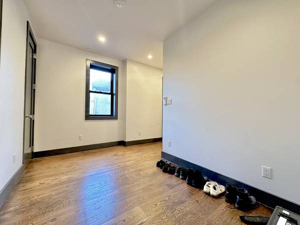 $4,400 / 4br - 4 BED / 2 BATH WITH DISHWASHER AND TWO LIVING ROOMS! W/D IN-BUILDING (Bushwick)63912044619266124