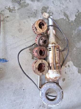 Ridgid 700 Pipe Threader With Dies 1