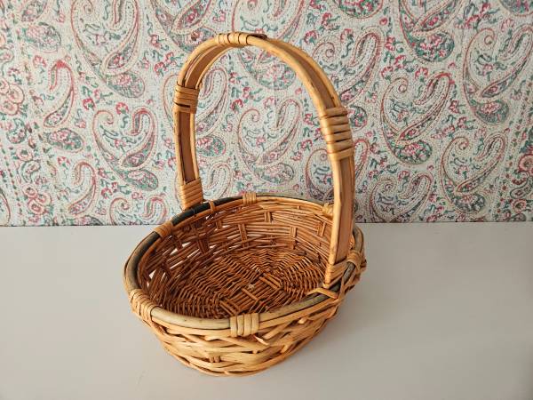 LARGE BASKET....PRICE REDUCED..... 1