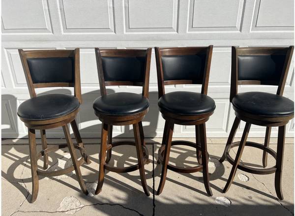 Beautiful Set Of Four Mid-Century Era Barstools 1