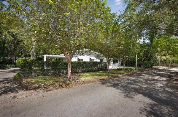 $15,000 / 3br - Classic House 3 bed 2 bath for rent in Grove #3894 (Miami)64001849753346121