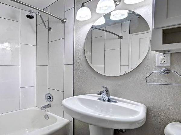 $1,783 / 1br - 545ft2 - LUSH GREEN SPACES, GRANITE COUNTERTOPS, TILE BACKSPLASH (Ballard)63786613991427123