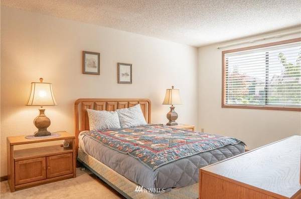 $1,300 / 1br - 806ft2 - CHELAN SHORES CONDO. Unobstructed view from this front row beachfront (Chelan)63886983382913123