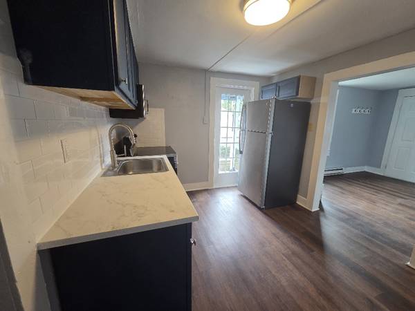 $1,100 / 1br - 750ft2 - One bedroom apartment in a duplex. (Raleigh)63685997746947123