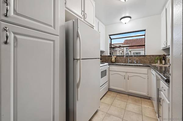 $3900.00 / 2br - 975ft2 - Beautiful Secure Two Bedroom in Great Location63954708871298124