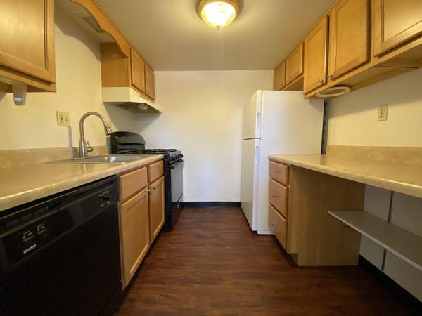 $925 / 1br - Stunning One Bedroom at the Four Seasons! Great Plum Location Call Now (Plum, Monroeville, Boyce Park, Plum Boro)64013370271361120