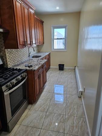 $2,000 / 1br - 800ft2 - 89TH STREET AND 55TH AVE ONE BEDROOM NEAR #M R #7 TRAIN AND 30MIN TO N (ELHHURST)63788505695873123