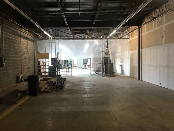 $2,679 / 5600ft2 - Retail and or warehouse w offices 5600 SQ.FT. SIDE STRIP (1402 WESTERN BLVD STORE)63932060382082121