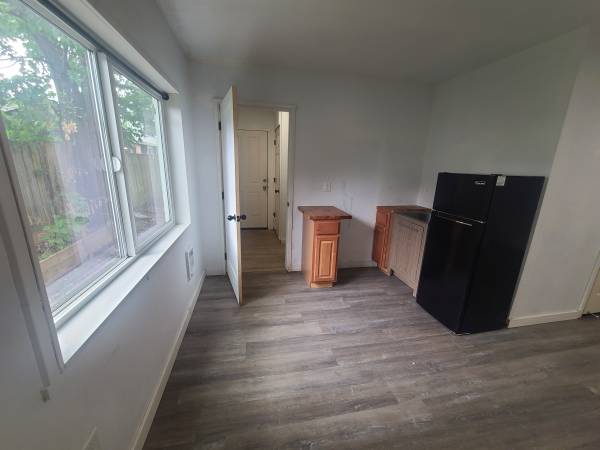 $750 --All Utilities & WiFi included - student and early career atmosphere (SE Portland)63914855905282122